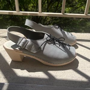 Nina Z peep toe grey leather clogs